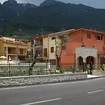 Lägenhetshotell June Garda Brenzone sul Garda
